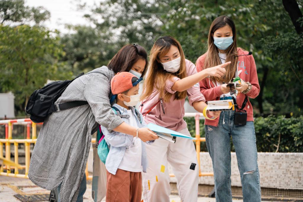小孩子可自由裝飾紙飛機，然後瞄準洞口，將紙飛機發射至紙盒的洞口裏。