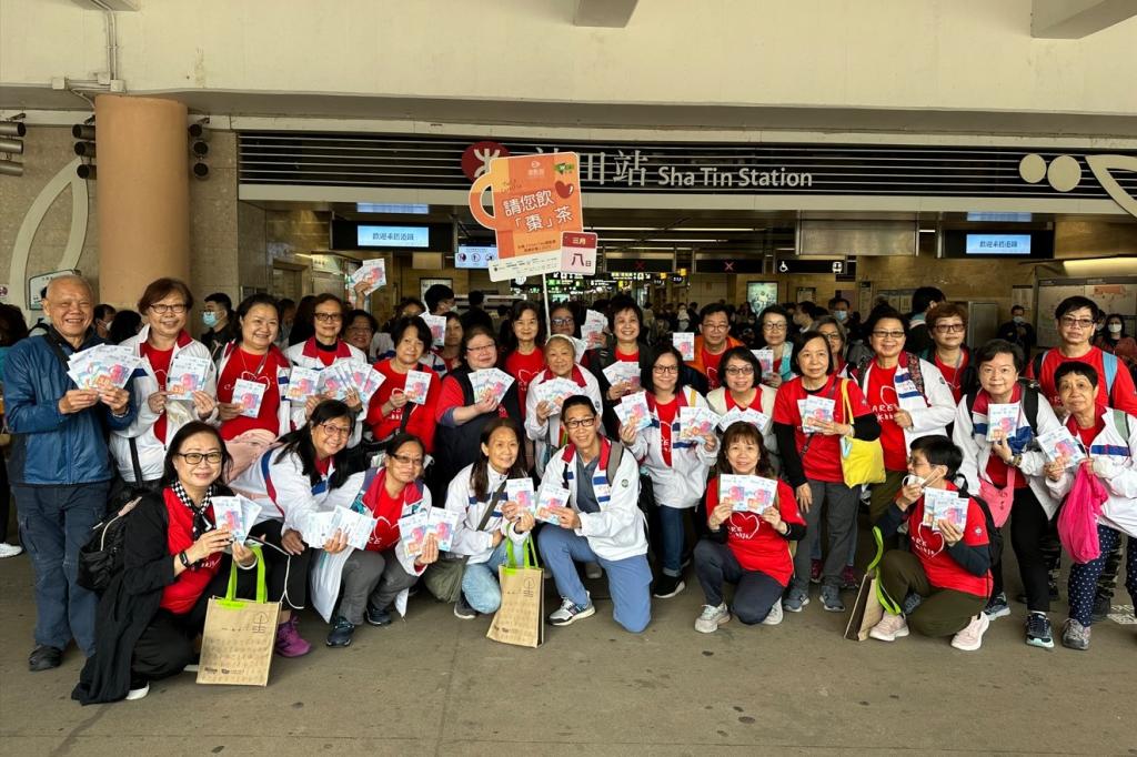 香港賽馬會除了贊助ChariTea棗點愛慈善計劃，更派出義工隊協助派茶。