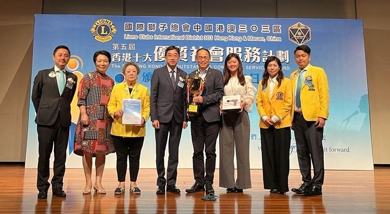 八名男女於頒獎禮上合照
