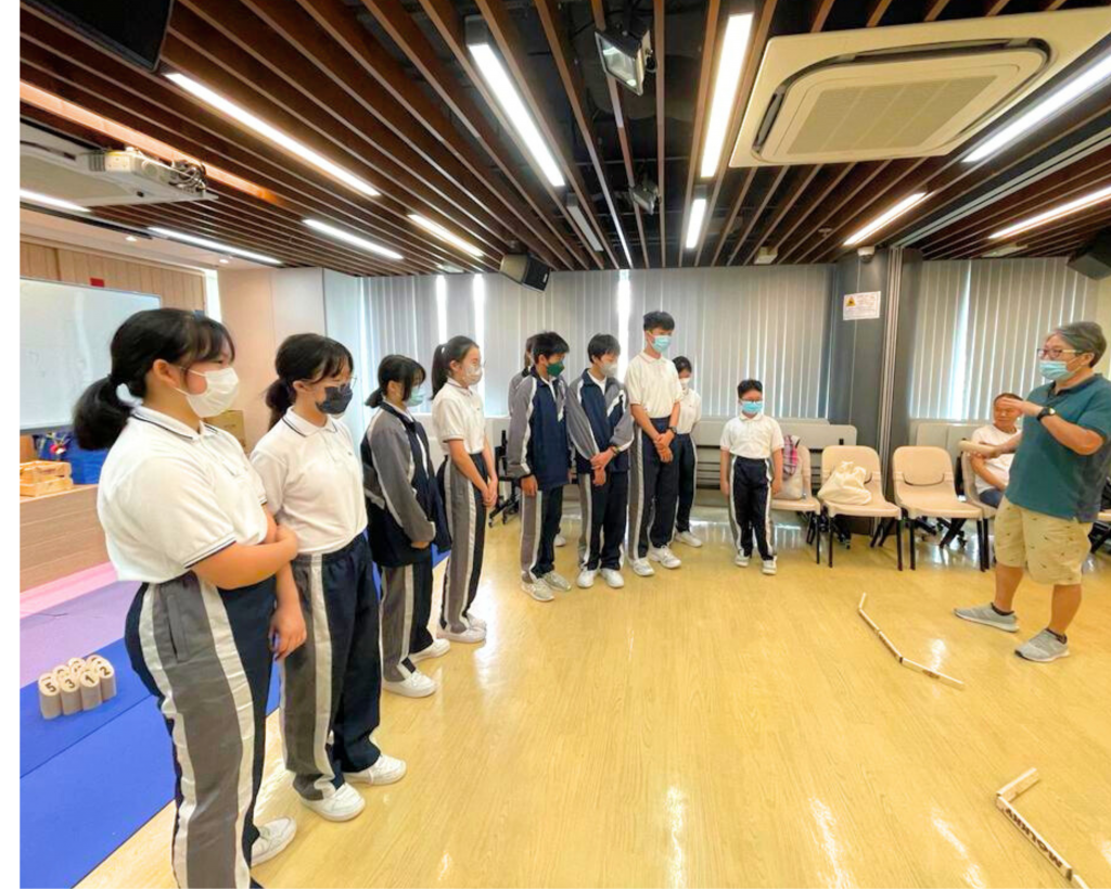 一名芬蘭木棋指導員向多名青少年學生講解