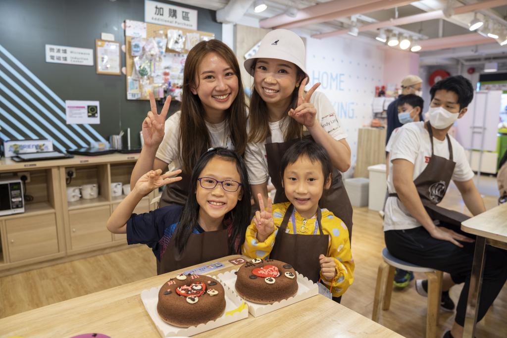 兩名女義工與兩名小孩與朱古力蛋糕