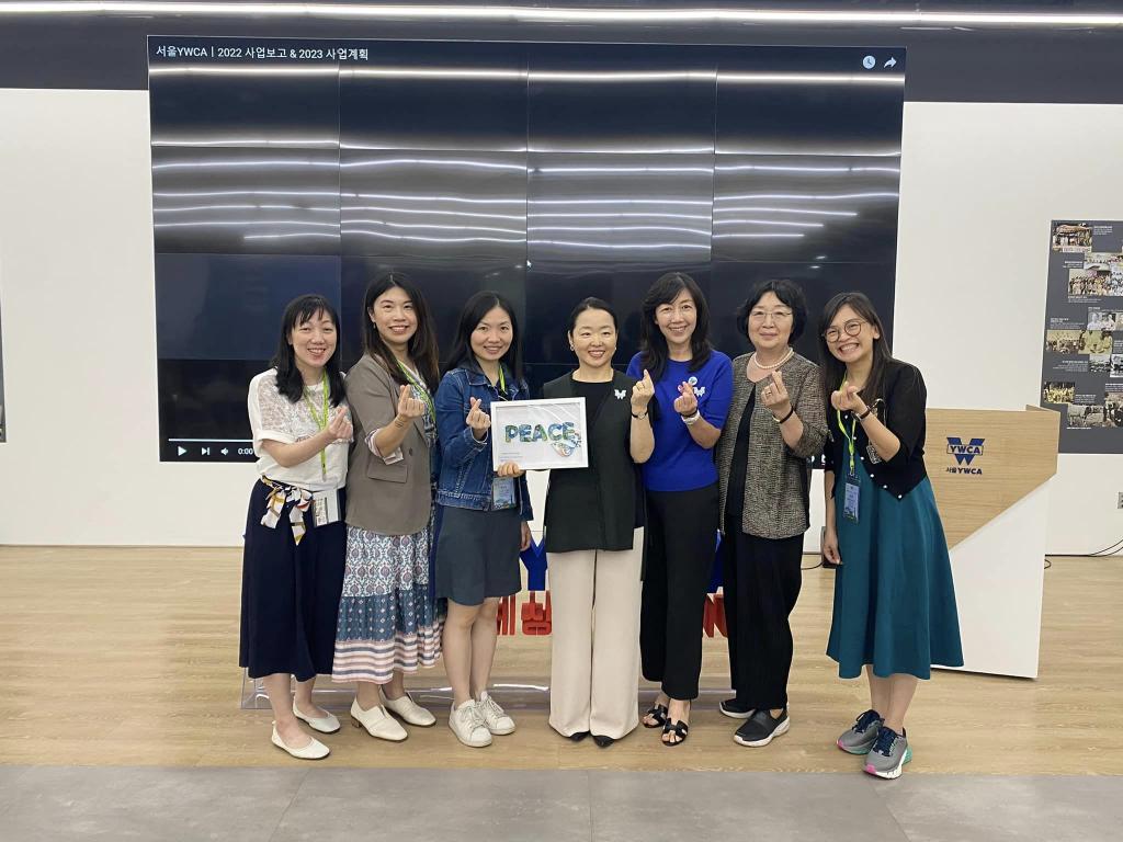 七名女士拿著"和平"的字樣合