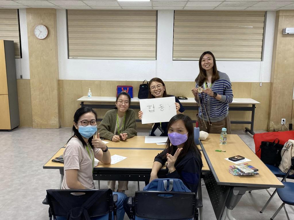 五名女士一同進行文化交流活動
