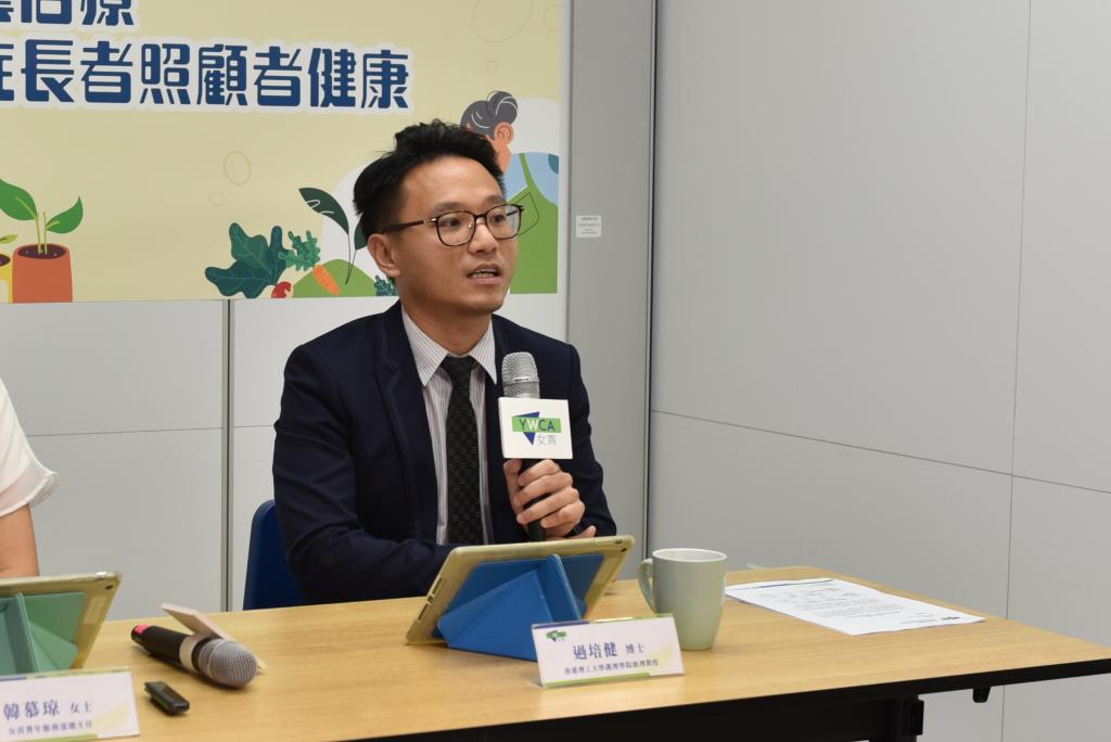 Dr. Patrick Kor (right), Assistant Professor of School of Nursing of Hong Kong Polytechnic University, gave a speech on press conference held by YWCA.