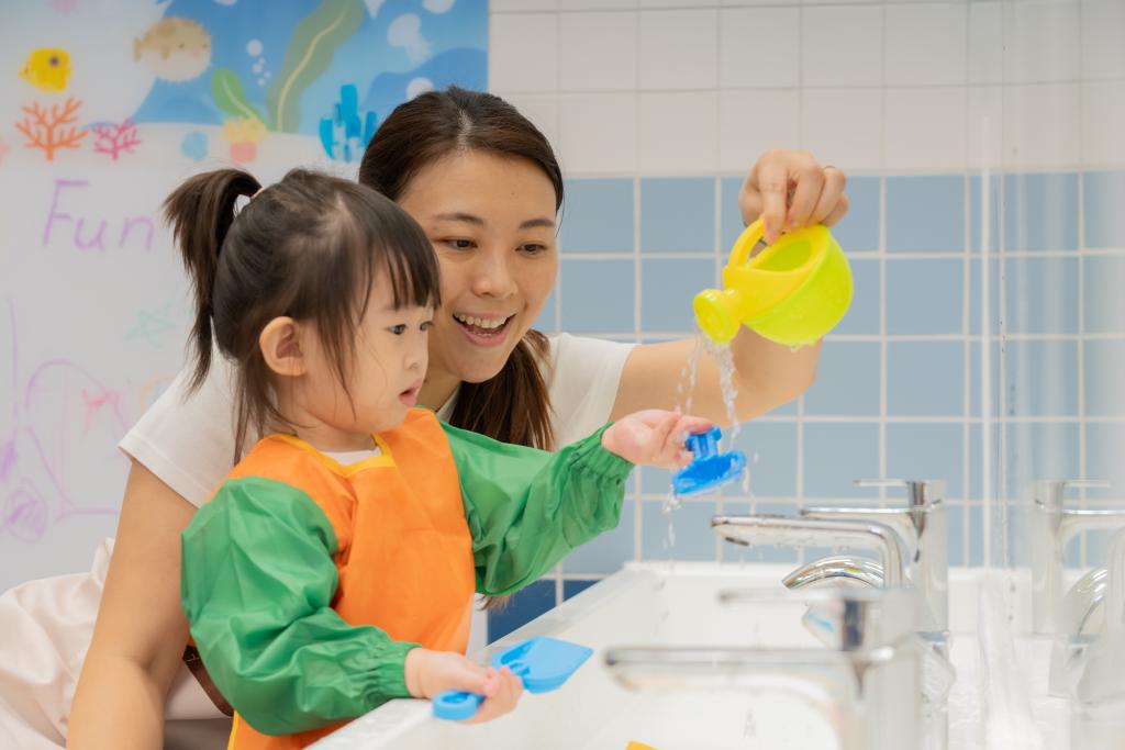 教職員和嬰幼兒玩親水遊戲