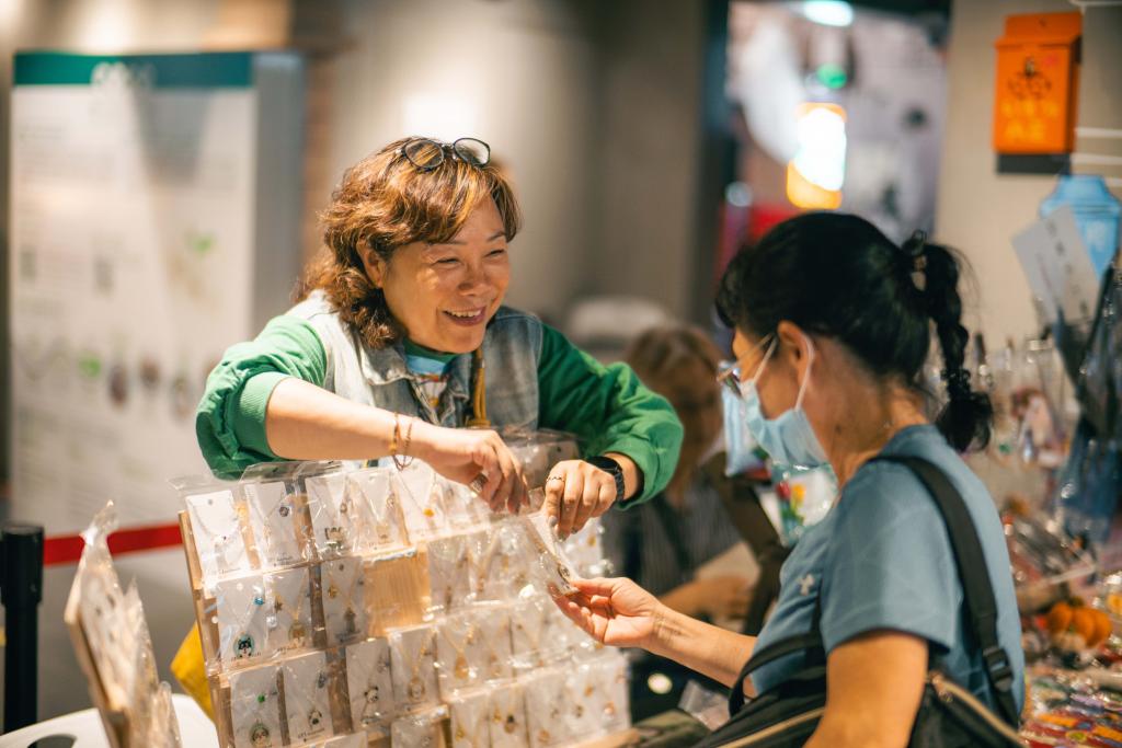 50+ Vintage Market Opens