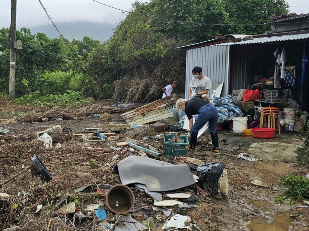 The public lent a helping hand to flood victims in North Dis…