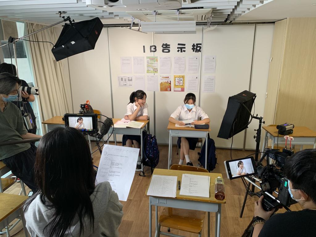 兩名學生在拍攝短片