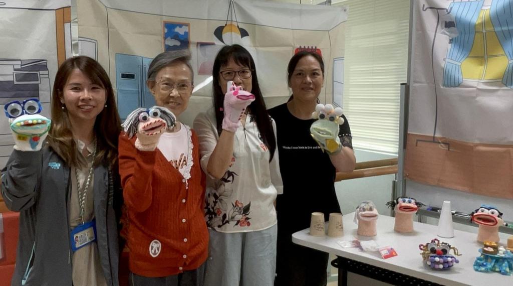 4位女士展示手偶劇用的手偶