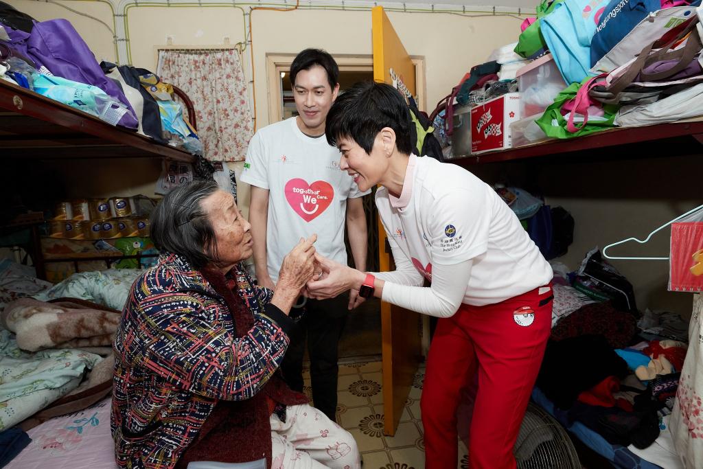 A lady was chatting with an elderly during her home visit
