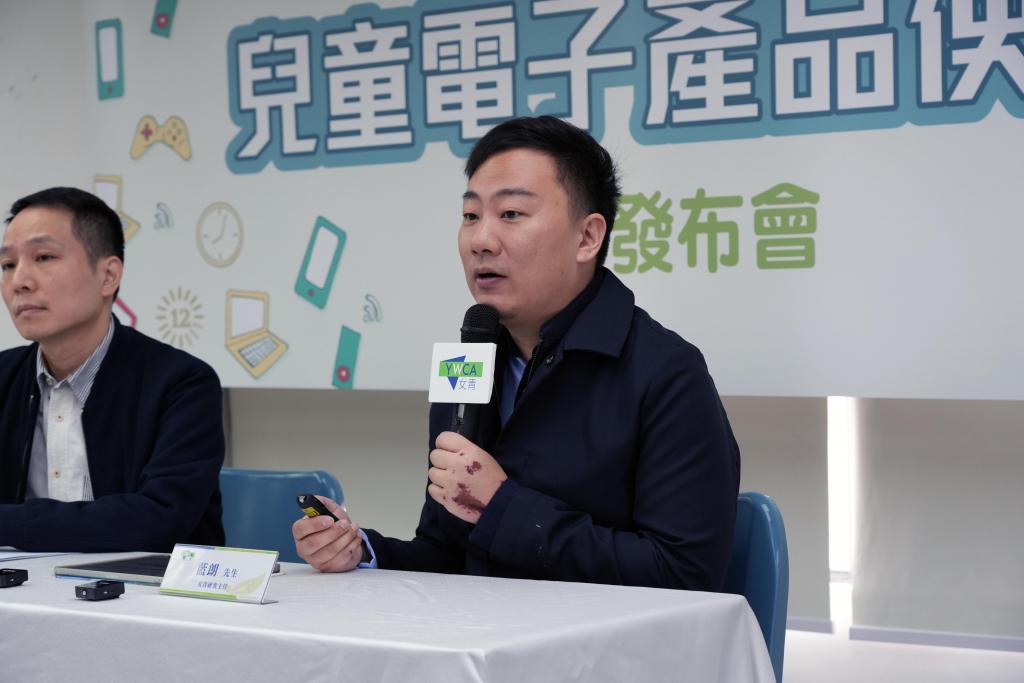 女青研究主任藍朗（右）認為，是次調查反映孩子的電子產品使用習慣，會受家長影響。