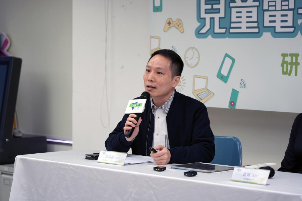 女青總主任（青年及社區服務）郭義聰認為，家長建立電子產品使用規範宜先嚴後鬆，及事先與孩子協商，聆聽孩子想法。