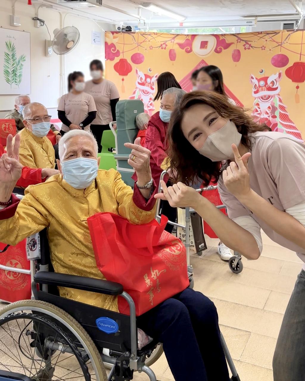 Mrs. Ma Lai Ka Yi, Gigi, Chairlady and CEO of Miricor Enterprise Holdings Limited and the elderly took photos with their finger hearts. 