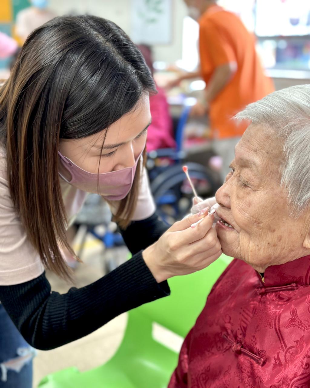 In order to capture better photos for the elderly, the volunteer helped the elderly to put on Chinese traditional costume and simple makeup.