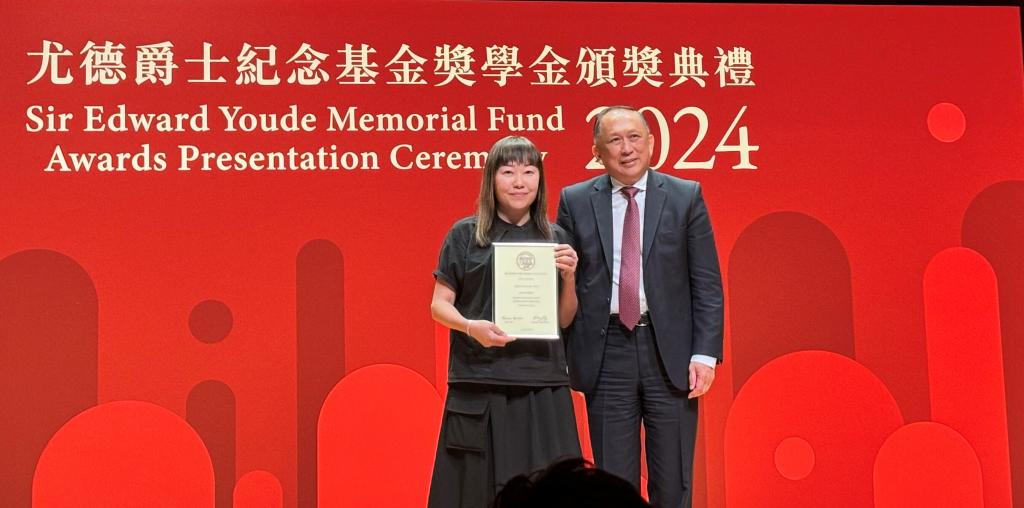 Awardee took photo with a gentlemen on the award presentation ceremony.
