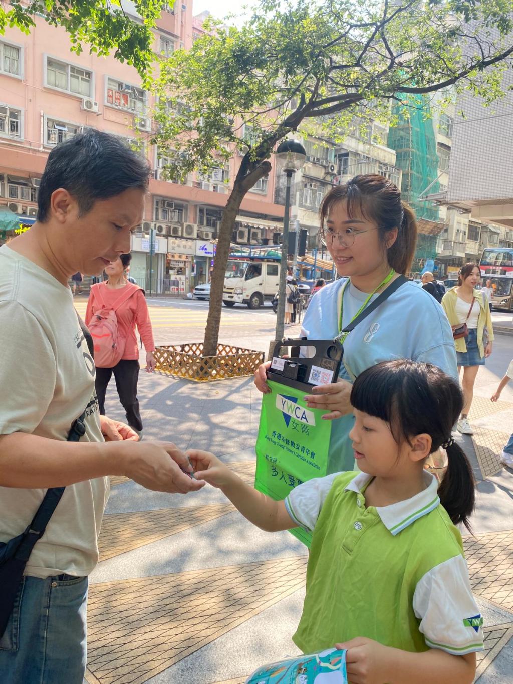 Parent brought her kids in YWCA's nursery school uniform were selling flag to a man. 