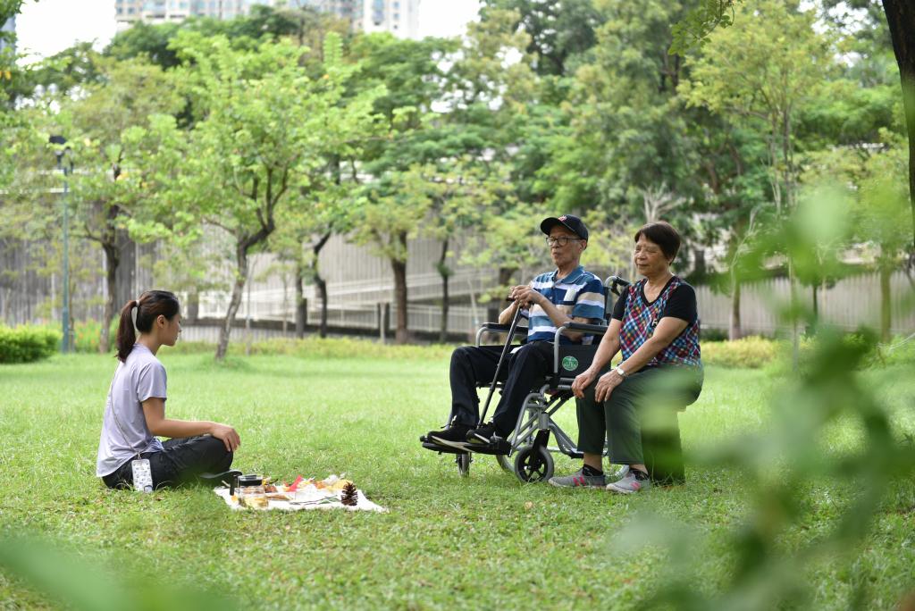 這次大自然五感療癒活動，由受過培訓的嚮導（左），帶領娟瑜（右）和丈夫（中）進行。