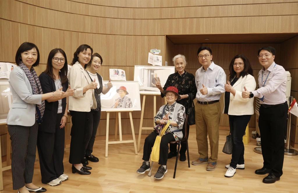 Mr. Chris Sun, JP, Secretary for Labour and Welfare visited the carnival and learnt about the stories of 5 elderly.