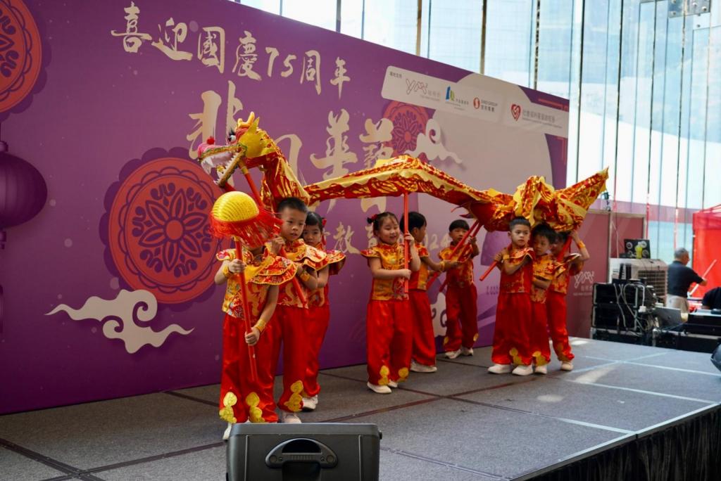 The dragon dance by a group of lovely kids was well received.