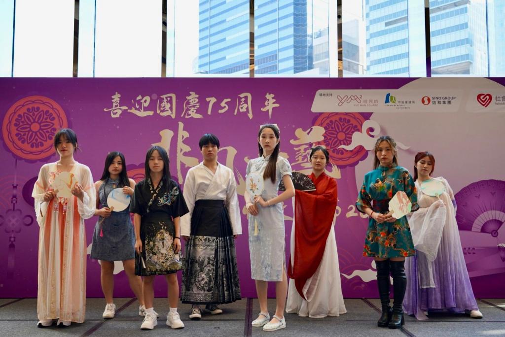 Teenage models presented traditional Chinese outfits in the fashion show to promote Chinese fashion.