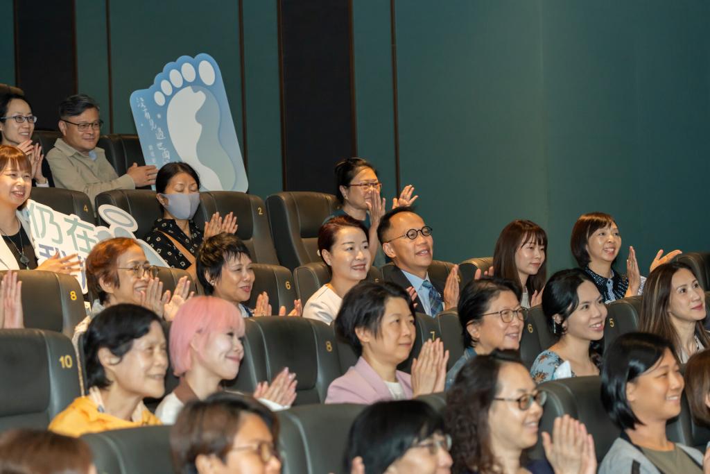 The audiences were deeply touched by the story, and felt sad for the bereaved parents.