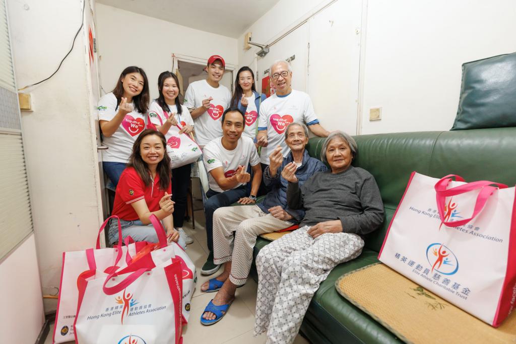 Elderly was happy to receive love and care delivered by the volunteer team.