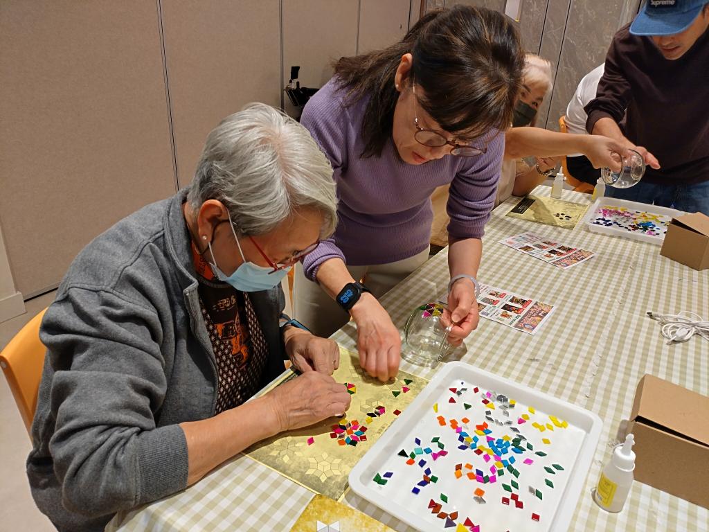 Volunteers and elderly need to mix and match the colourful glass pieces, which is a good exercise for the brain and eyes. 