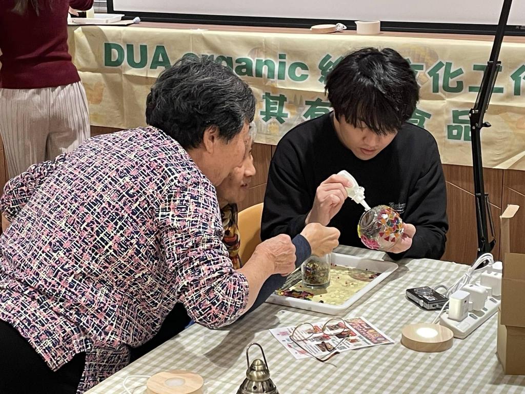 Volunteers and elderly worked together to stick the glass pieces to the lampshade. 
