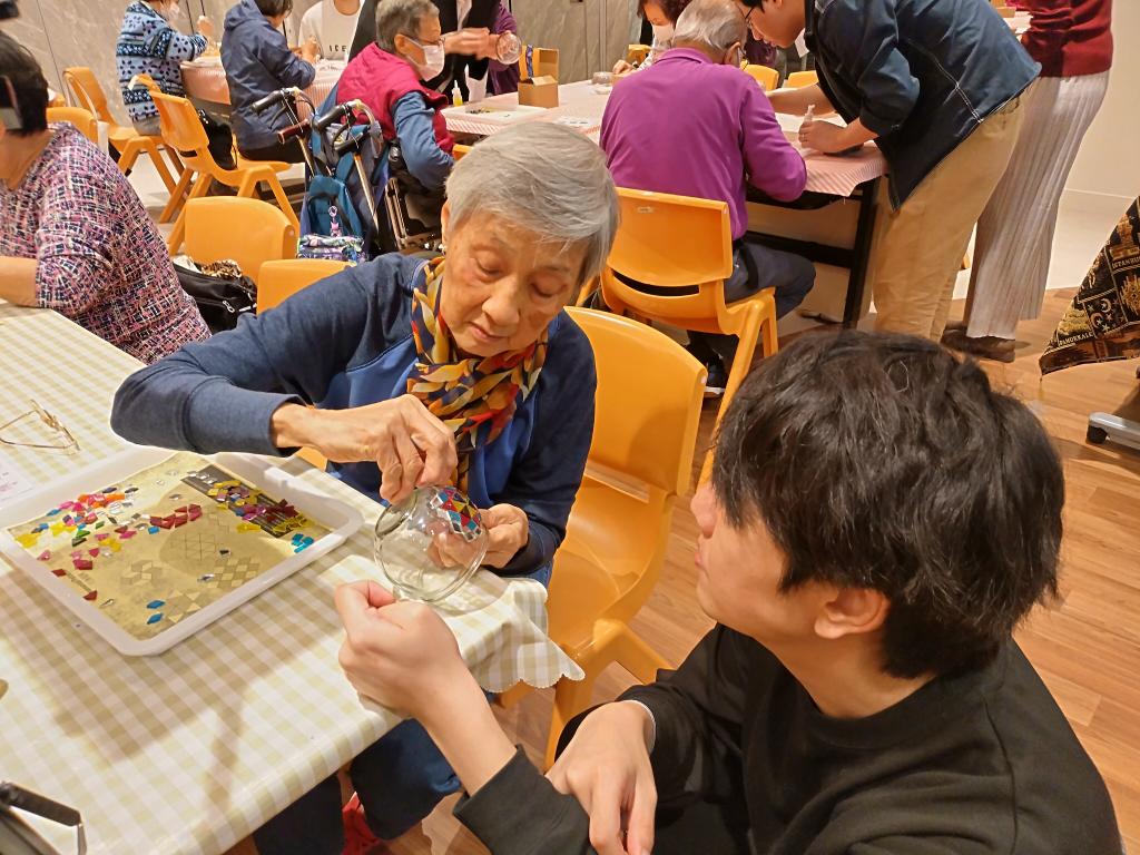 The participants decorated the lamps with mosaic with colourful glass pieces.