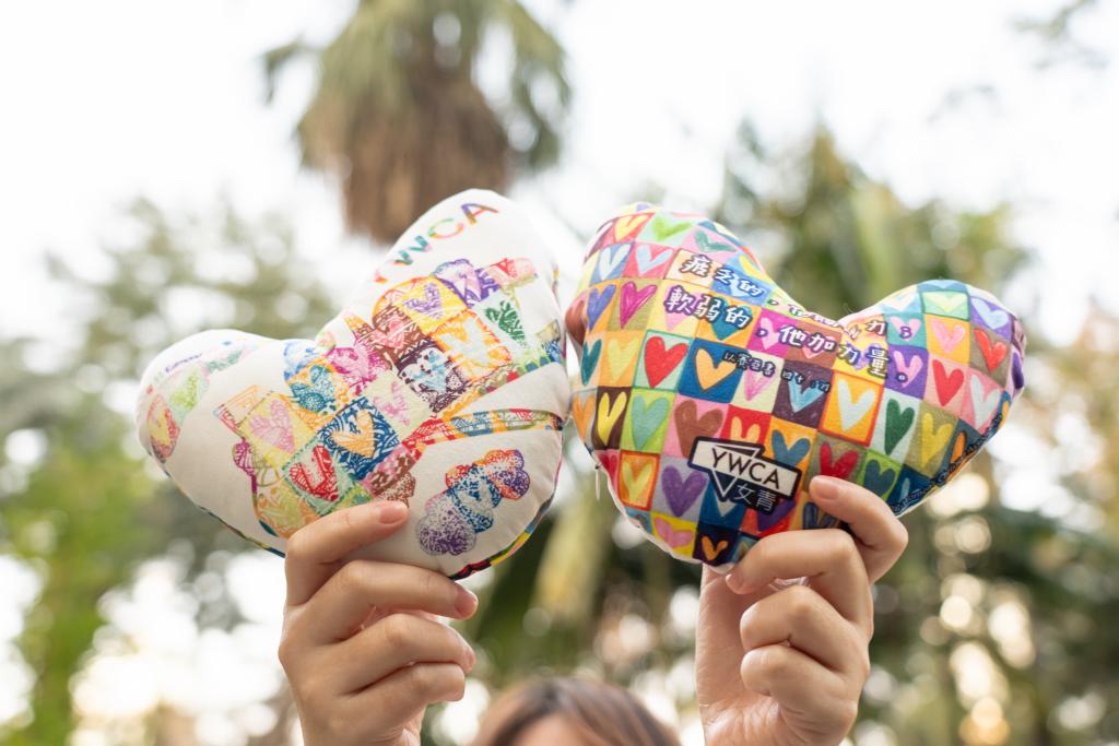 Front side and back side of the heart-shaped cushion