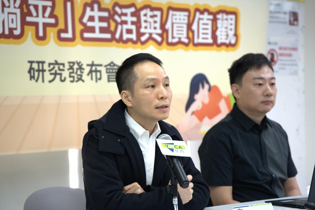 女青總主任（青年及社區服務）郭義聰（左）認為，社會應有接受年輕人失敗的氣度，並多關心他們的需要和希望。