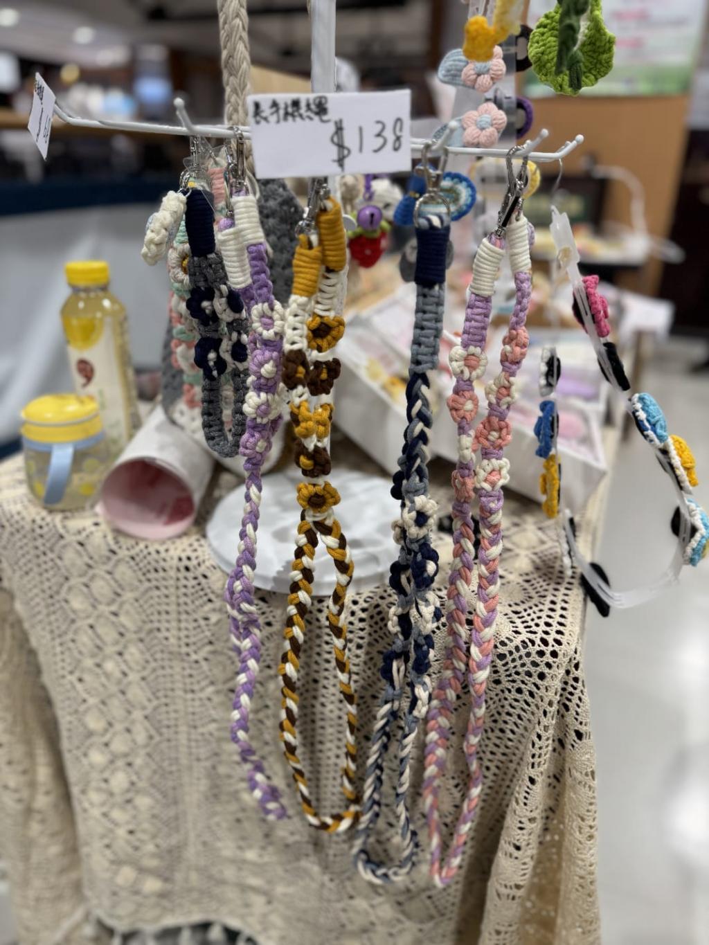 Handmade mobile straps crocheted by young mothers are all nicely-made and useful.