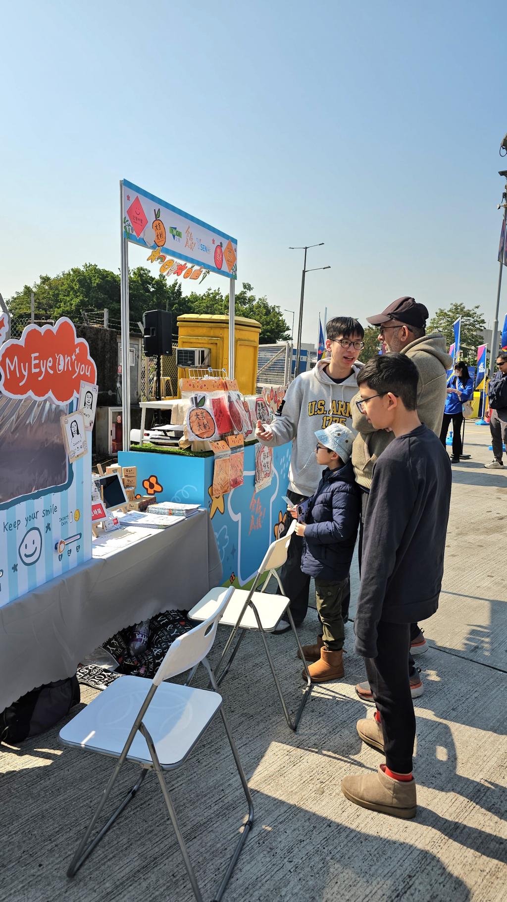 “Presentation Master” introduced the products in fluent English, and the expat guests were impressed. 