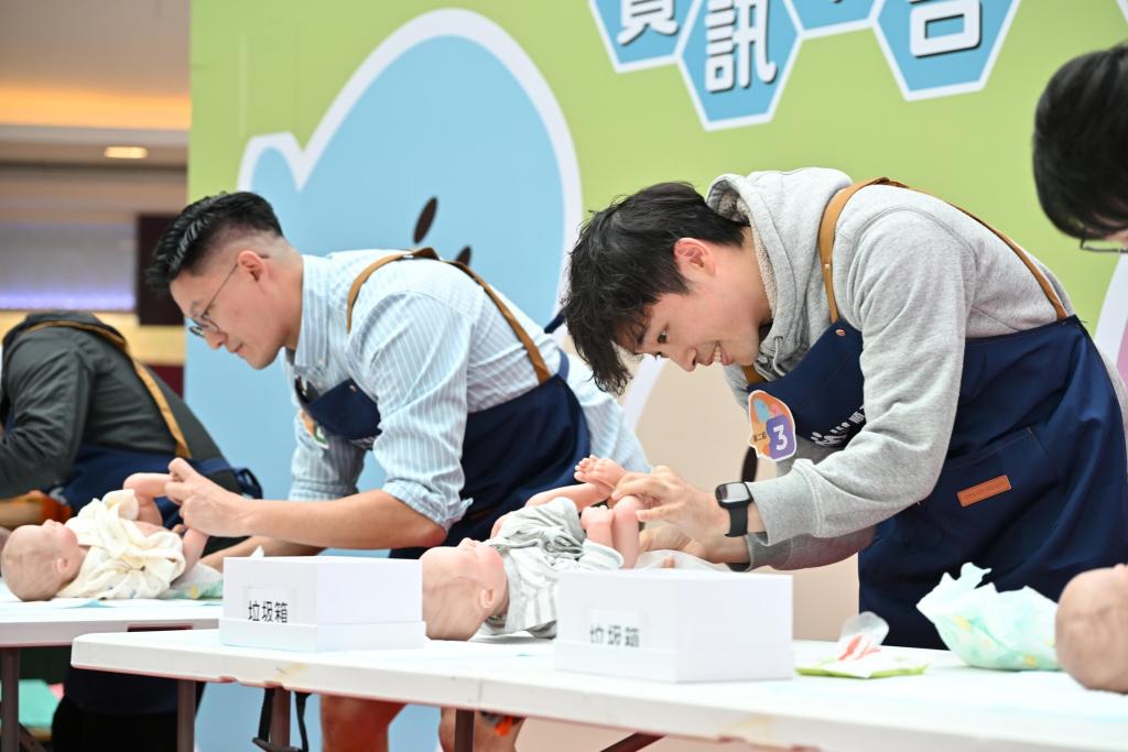 The "Diaper Changing Competition" featured a group of expectant fathers showcasing their skills in "diaper changing", with the audience cheering them on.