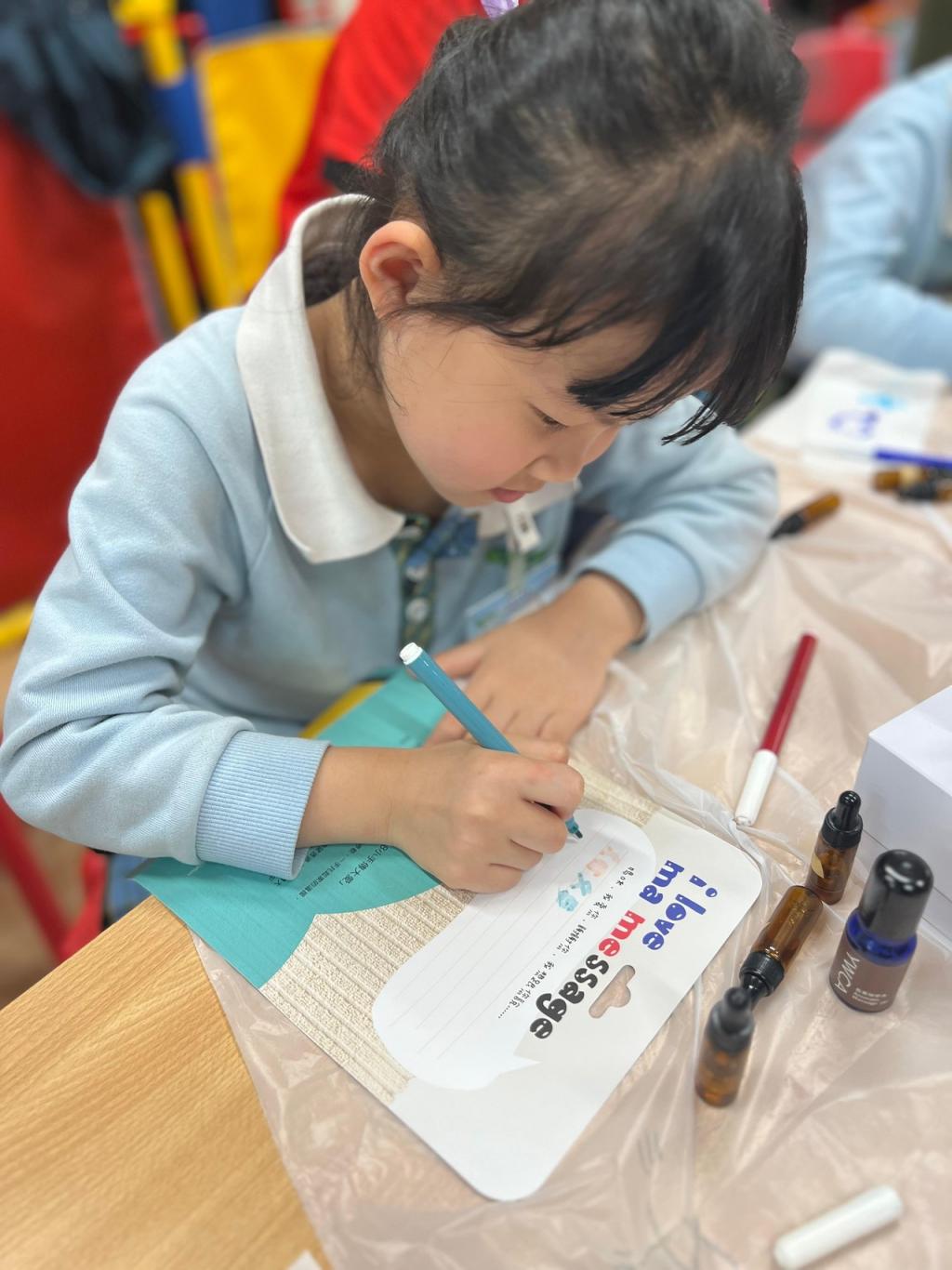 After the massage learning lesson, the kids left thank you messages on the cards to deliver fragrance with love to their beloved mothers.