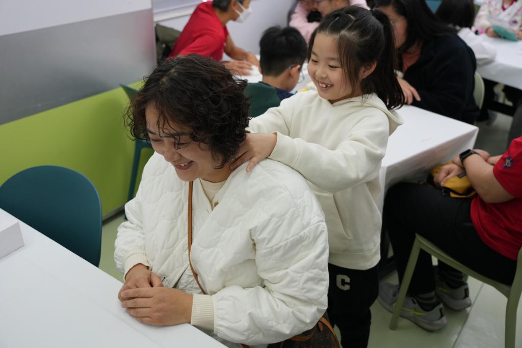 Mothers were delighted to receive massage from their kids and smiled joyfully. 
