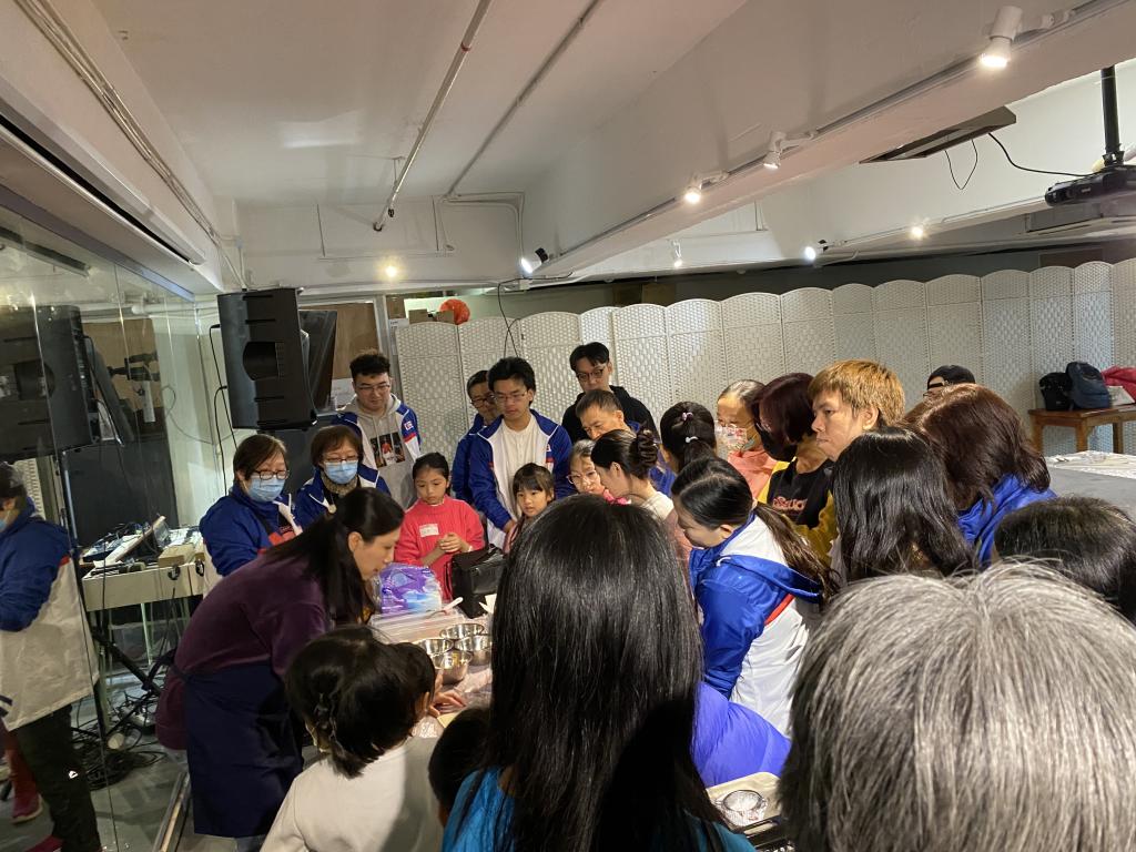 學童非常認真地聽從導師的指導，學習藍莓酥餅製作的要點。