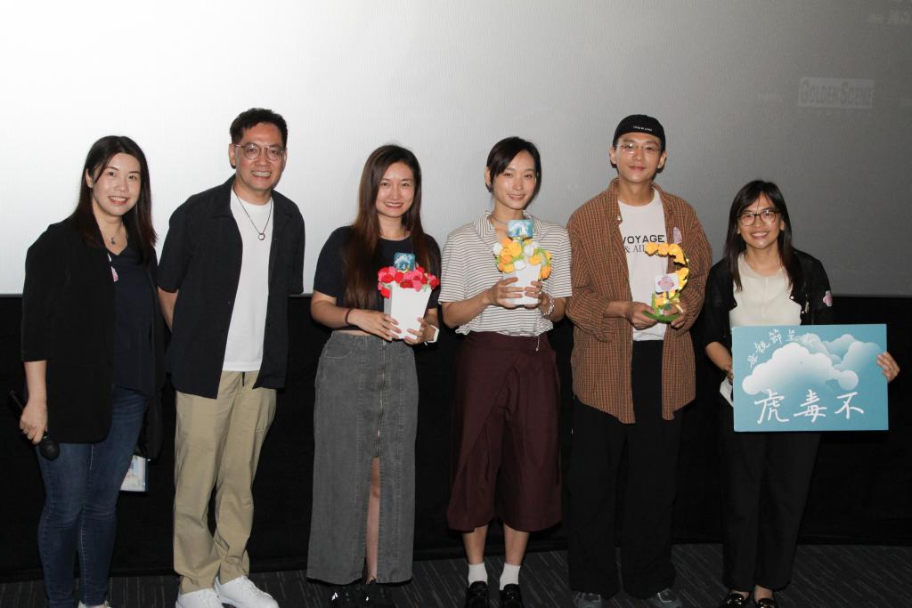 Bouquets crocheted by YWCA Fu Kwong Knitting Club were given to the guests as a token of appreciation.