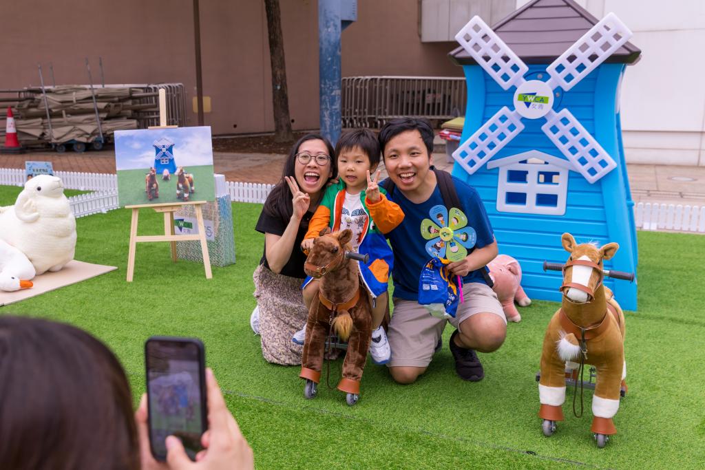 Alongside various educational games, there were warm and joyful family moments  throughout the event.