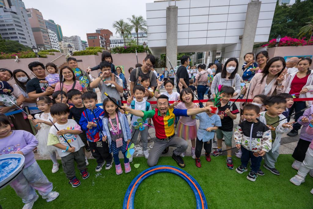 The fun bubble magic kept both children and parents entertained and reluctant to leave.