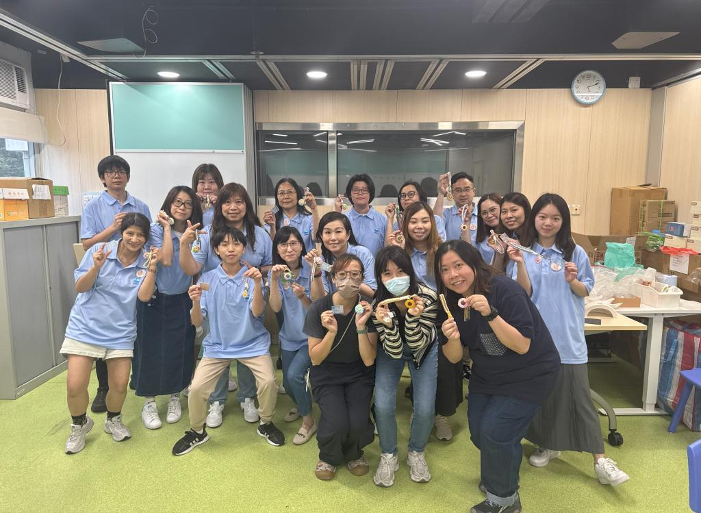 Young mothers taught Waihong volunteers to weave mobile phone straps, and everyone felt satisfied and excited as they finished the self-made products.
