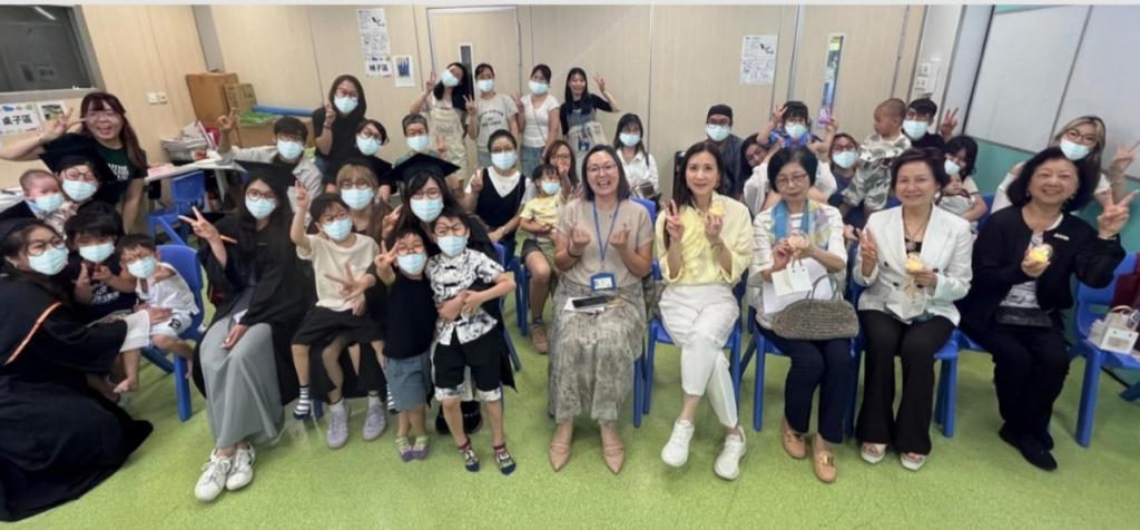 學員於畢業禮上與一眾嘉賓和家人分享她們努力的成果。