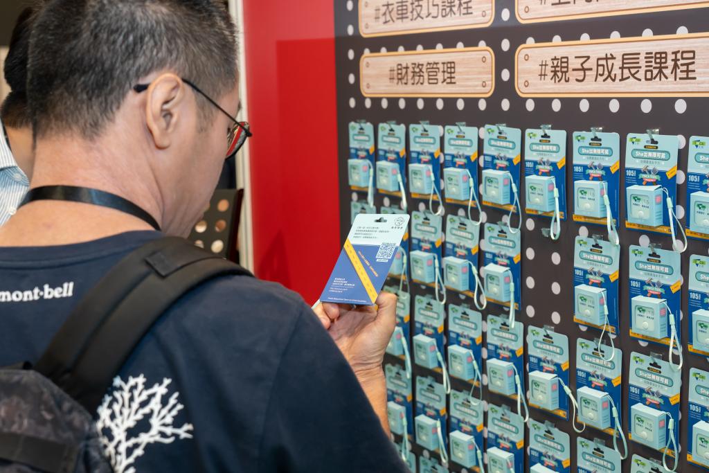 女青配合「拉闊生命可能性」的主題，製作軟尺紀念品送給參觀人士，希望引起社會人士關注，為婦女帶來更多就業機會。