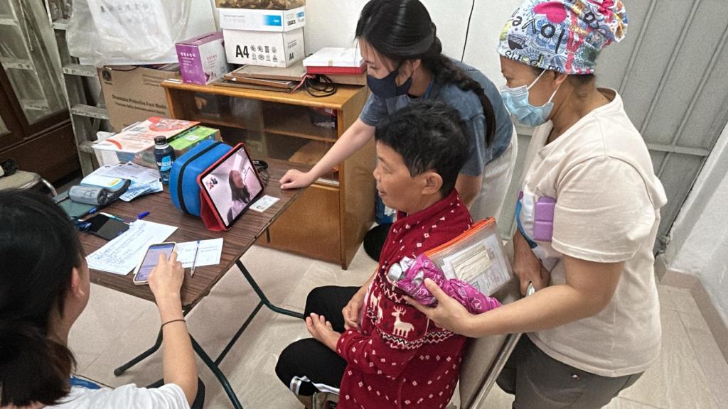 Elderly personally experienced telemedicine, achieving "zero-distance high-precision" medical services.