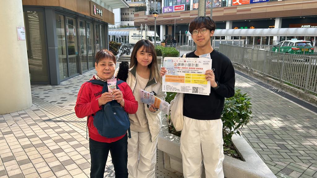 Young volunteers promoted the programme in the community, explaining the service details to the elderly and encouraged more seniors to use the services for their well-being.