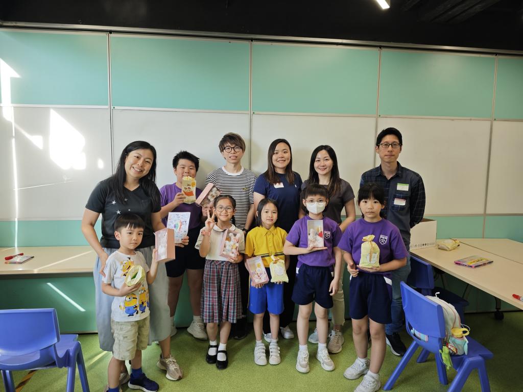 Volunteers presented handmade gifts and greeting cards to the children, offering them care and support.