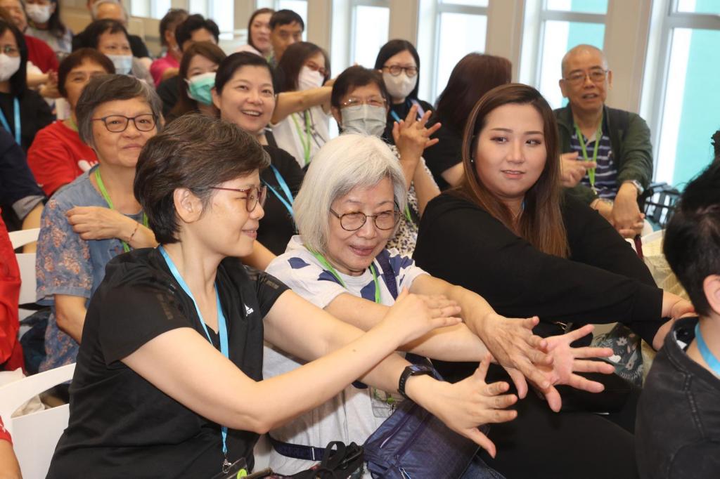 Before the “Vibrant Seniors Movie Day” event began, the elderly and volunteers did warm-up exercises together.