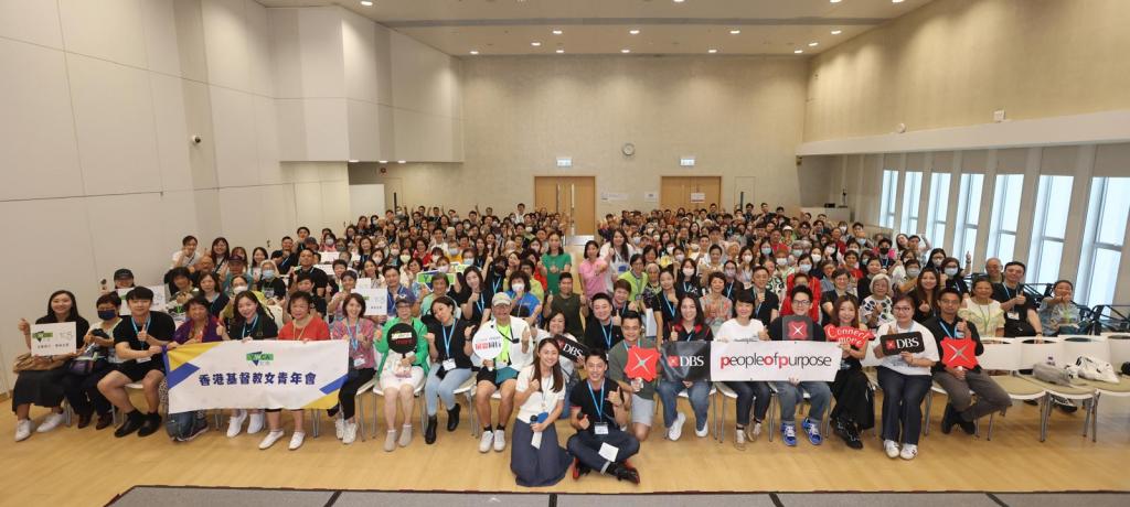 DBS volunteers accompanied elderly people to participate in the “Vibrant Seniors Movie Day”, where over 200 participants enjoyed a pleasant and meaningful weekend together!