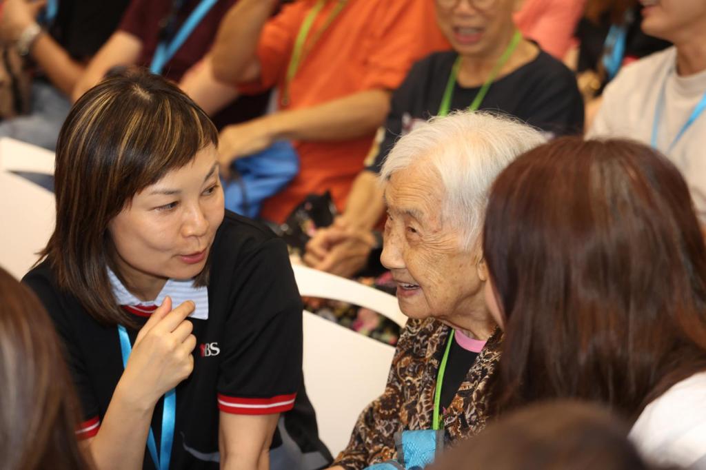 Volunteers chatted with the elderly, making them feel relaxed and cared for.