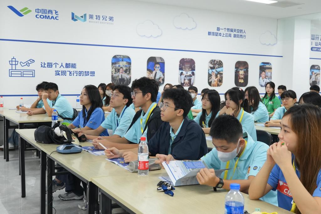 學員深刻沉浸於四川大飛機科普館所呈現的科技氛圍，了解中國航空科技之核心實力與發展歷程。